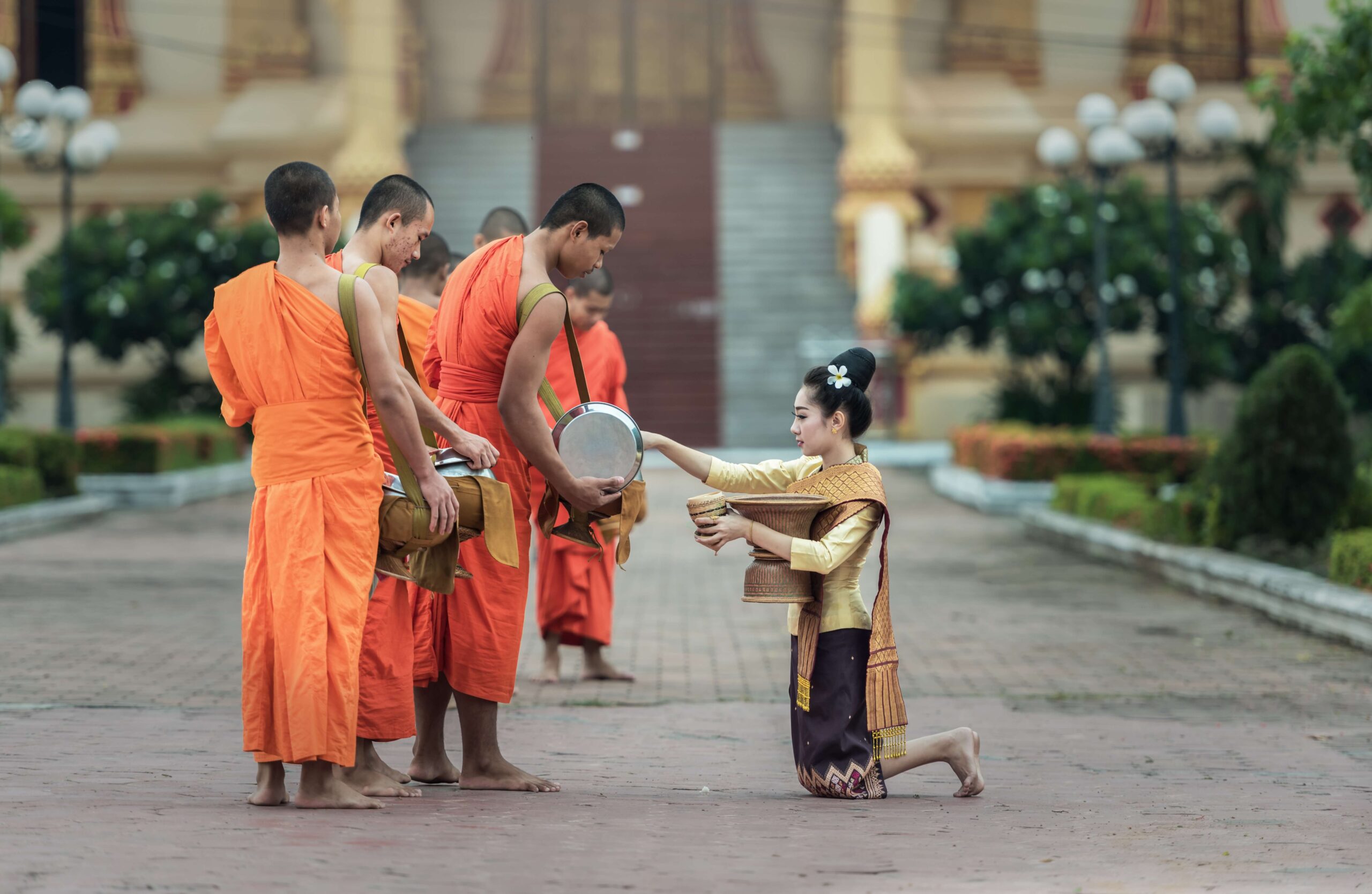 gathering-people-woman-street-orange-young-1271117-pxhere.com